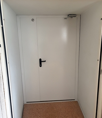 Белая дверь с доводчиком Белая дверь с доводчиком