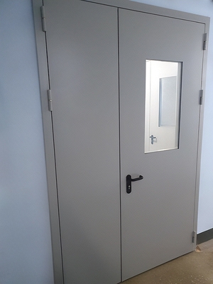 Серая остекленная дверь Серая остекленная дверь