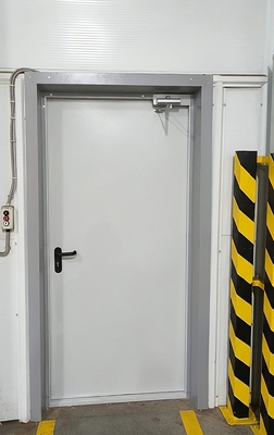 Дверь с доводчиком