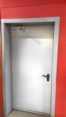 Установленная огнезащитная дверь