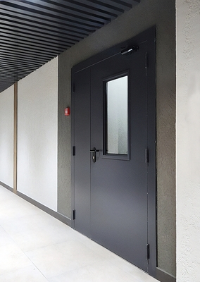 Дверь с остеклением