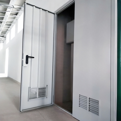 Двупольная дверь с вентиляцией