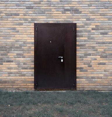 Коричневая полуторная дверь