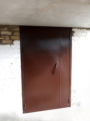 Дверь с коричневой покраской Дверь с коричневой покраской