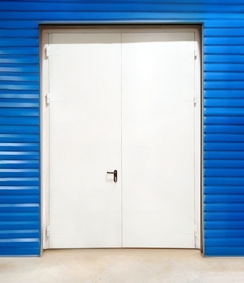 Высокие белые ворота