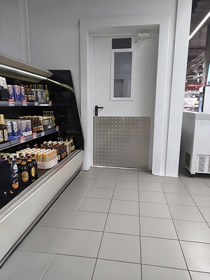 Дверь с окном и отбойником