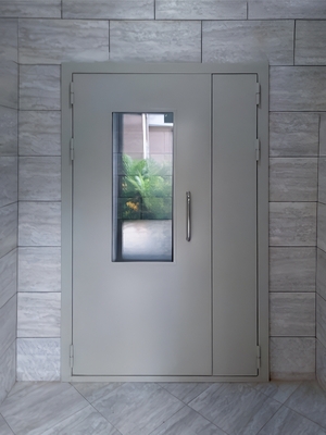 Дверь с остеклением в МКД