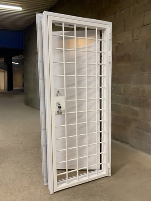 Дверь с решеткой Дверь с решеткой