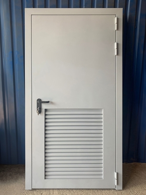 Дверь с вентиляцией на пол полотна