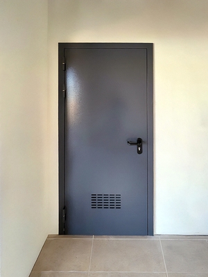 Дверь с вентрешеткой Дверь с вентрешеткой