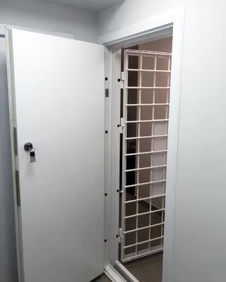 Дверь с внутренней решеткой