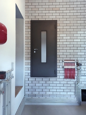 Дверь со стеклом в котельной