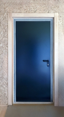 Дверь в деревянном здании