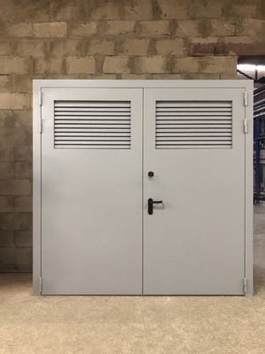 Двупольная дверь с вентиляцией сверху полотен