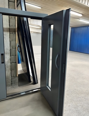 Подъездная дверь с глухой боковой вставкой