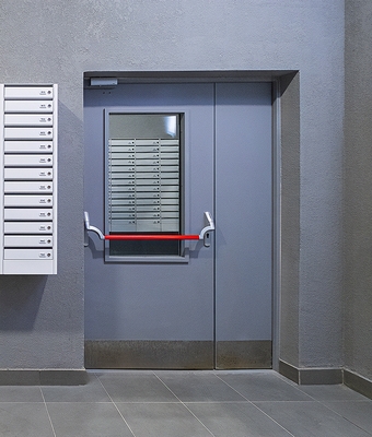 Дверь с антипаникой в офисном здании Дверь с антипаникой в офисном здании