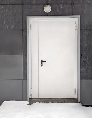 Полуторная белая дверь EI 60 (внешняя сторона) Полуторная белая дверь EI 60 (внешняя сторона)