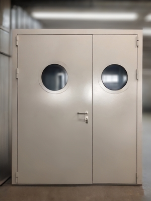 Полуторная дверь с круглыми окнами Полуторная дверь с круглыми окнами