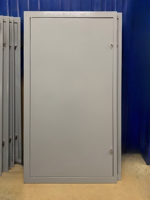 Ревизионная дверца-люк с ребрами жесткости