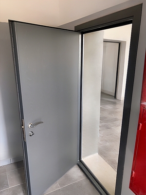 Серая техническая дверь