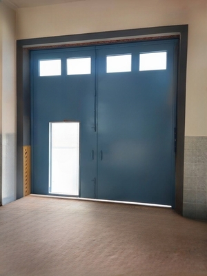 Синие ворота с остеклением