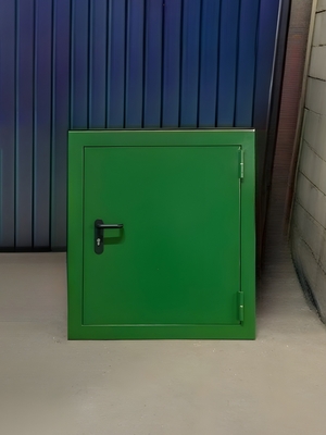 Стальной люк зеленого цвета