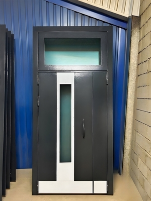 Темно-серая дверь с фрамугой