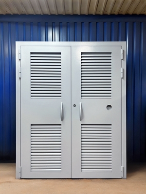 Жалюзийная дверь, вид спереди