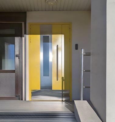 Желтая подъездная дверь